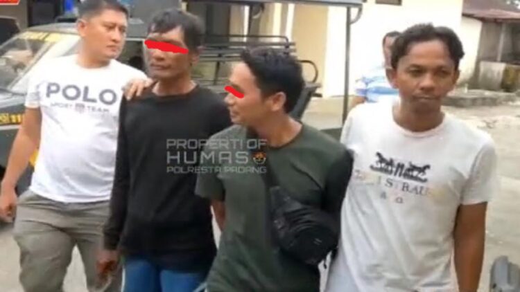 Polsek Padang Utara menangkap dua preman yang diduga melakukan pungli ke pedagang bunga. (Foto: Dok. Istimewa)