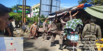 Lama tak Tersentuh, Lapak PKL di Trotoar Depan Eks Kantor LKAAM Sumbar Dibongkar