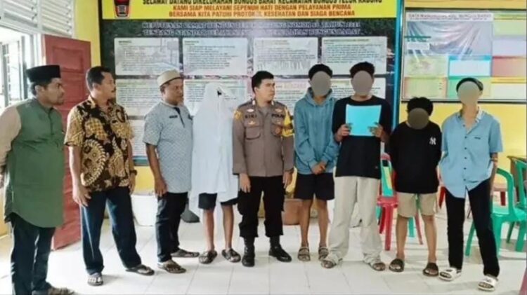 Bikin Resah Warga Gegara jadi Pocong, 8 Remaja di Padang Diamankan 1 Remaja-remaja ini diamankan setelah perbuatannya membuat resah warga karena ngeprank jadi pocong. (Foto: Dok. Istimewa)