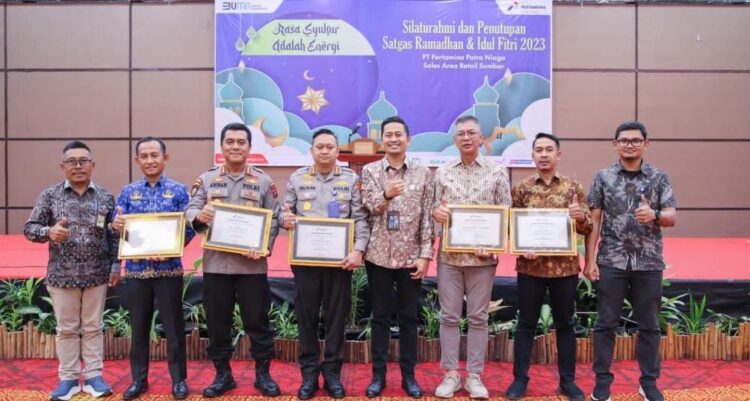 Dirlantas Polda Sumbar Kombes Pol Hilman Wijaya menerima penghargaan dari Pertamina Patra Niaga Sales Area Retail Sumbar. (Foto: Dok. Istimewa)