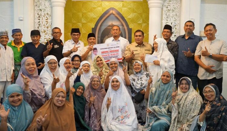 Andre Rosiade Antar Bantuan untuk Masjid Darul Mukminin, Padang 1 Andre Rosiade menyerahkan bantuan untuk Masjid Darul Mukminin di Perumahan Bayamas dan ITP, Kelurahan Tabing Banda Gadang, Kecamatan Nanggalo, Kota Padang. (Foto: Dok. Istimewa)