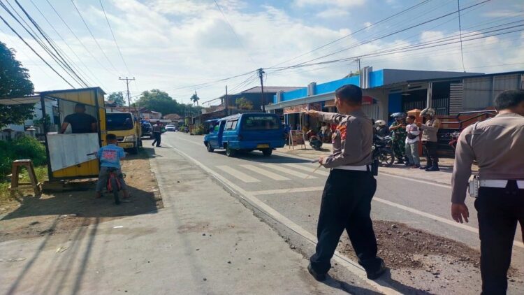 Polisi melakukan olah TKP kecelakaan yang menyebabkan seorang perempuan meninggal dunia. (Foto: Dok. Istimewa)
