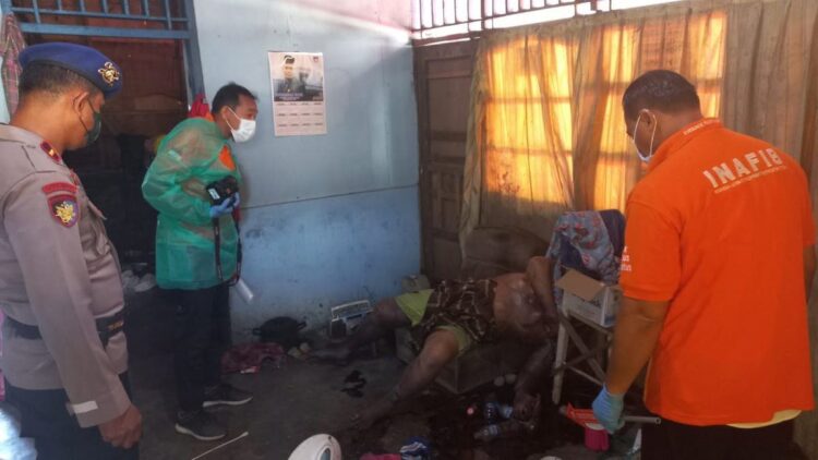 Seorang pria ditemukan tewas di dalam rumah dalam kondisi sudah membusuk. (Foto: Dok. Istimewa)