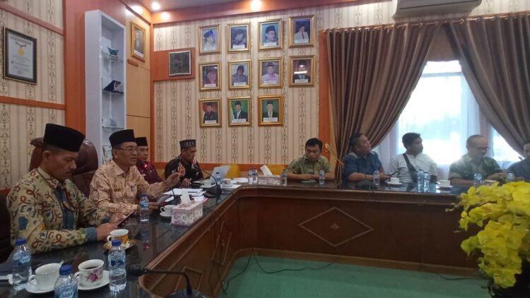 1.999 CJH Sumbar adalah Lansia, Helmi: Kita Lakukan Layanan One Stop Service 1 Kakanwil Kemenag Sumbar Helmi menyampaikan perkembangan seputar persiapan keberangkatan haji di Sumbar. (Foto: Dok. Radarsumbar.com)