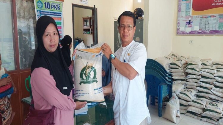 Lurah Batang Kabung Ganting Salurkan Ratusan Karung Beras untuk Warga Kurang Mampu 1 Lurah Batang Kabung Ganting Hendri Shouvandri membagikan bantuan beras dari Kemensos kepada warga kurang mampu. (Foto: Dok. Istimewa)