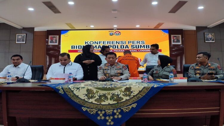 Sopir Truk di Solok Diciduk Karena Bawa Kayu Hasil Illegal Logging 1 Teks: Pelaku illegal logging yang diamankan Polda Sumbar. (Foto: Dok. Radarsumbar.com)