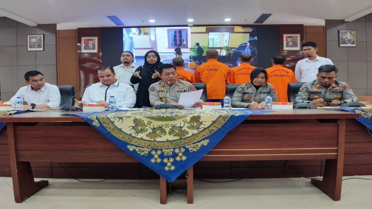 Jual BBM dan LPG tanpa Izin, Tiga Orang Diamankan di Bukittinggi 1 Teks: Pelaku penjualan BBM dan LPG tak bersurat diciduk Polda Sumbar. (Dok. Radarsumbar.com)