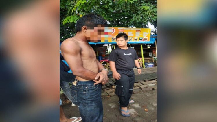 Rumah Iki 'Ketua Pemuda' Dikupak Maling, Pelaku Nyaris Tewas Diamuk Massa 1 TEKS FOTO: Pelaku pencurian di rumah 'Ketua Pemuda' ditangkap pada Senin (31/5/2023) pagi. (Foto: Dok. Istimewa)