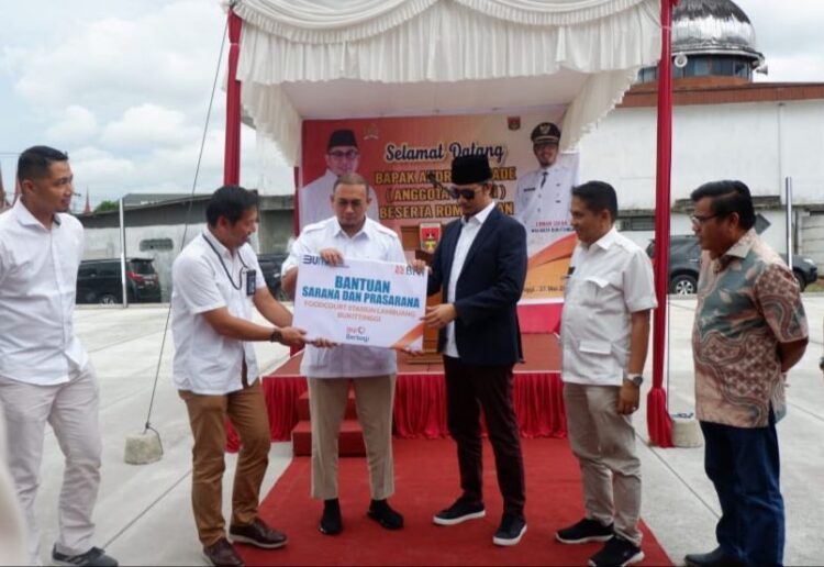 Andre Rosiade Fasilitasi Pengadaan Ribuan Meja dan Kursi Stasiun Lambung Bukittinggi 1 Anggota DPR RI Andre Rosiade menyerahkan bantuan ribuan meja dan kursi untuk Stasiun Lambung dari CSR BNI kepada Wali Kota Bukittinggi Erman Safar. (Foto: Dok. Istimewa)