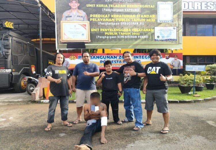 Pelaku pencurian ponsel di rumah Iki 'Ketua Pemuda' ditangkap pada Rabu (31/5/2023) dini hari tadi. (Foto: Dok. Polresta Padang)