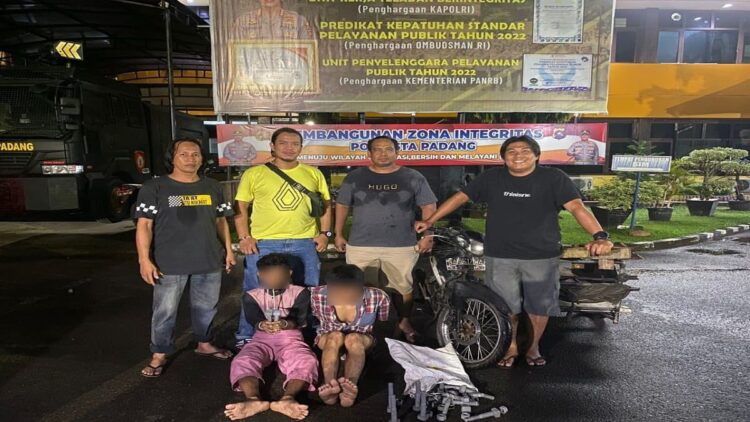 2 Pencuri Besi Rel Kereta Api Ditangkap Tim Klewang Polresta Padang, 1 Buron 1 2 dari 3 pelaku pencurian material besi PT KAI ditangkap. (Foto: Dok. Polresta Padang)