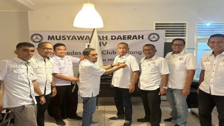 Pemasangan pin dari Ketua MBCP yang lama dr.Harry Suryana kepada Ketua MBCP yang baru Budi Chandra. (Foto: Dok. Joni Rusjan)