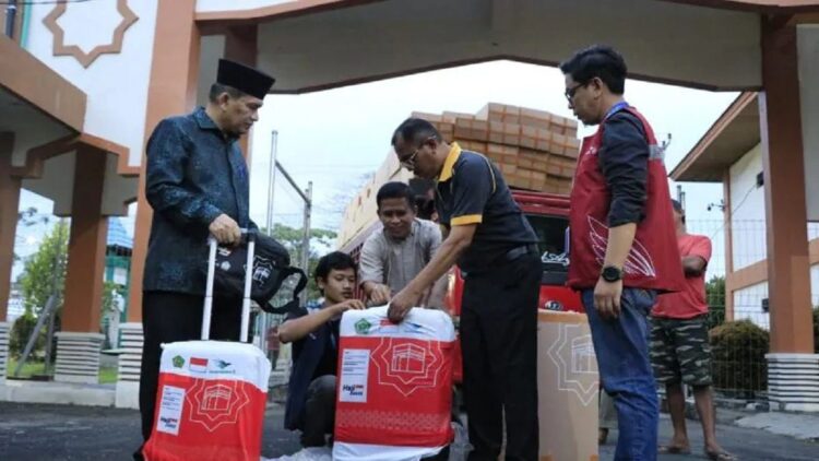 Koper CJH Mulai Didistribusikan ke Kabupaten Kota di Sumbar 1 Kepala Kantor Kemenag Sumbar Helmi (kiri), Sabtu (27/5/2023 di Padan memeriksa 550 koper calon jamaah haji yang didistribusikan kembali ke Kemenag kabupaten dan kota. (FOTO ANTARA/HO-Humas Kemenag).