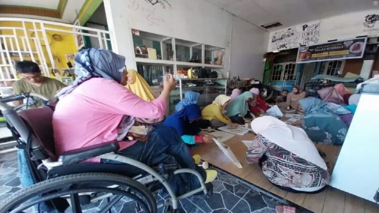 Sejumlah ibu-ibu di Kota Padang, Sumbar, yang memiliki anak dengan kebutuhan khusus mengikuti pelatihan ecoprinting, Ahad (28/5/2023) (FOTO ANTARA/ Melani)
