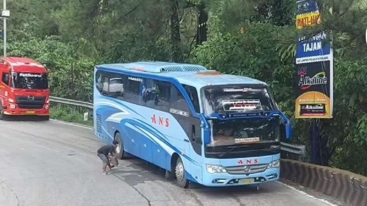 Bantu Bus ANS Rem Blong di Sitinjau Lauik, Aksi PKJR Ini Panen Pujian 1 Aksi PKJR Sitinjau Lauik viral. (Dok. Instagram)
