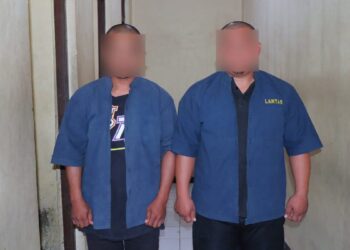 Dua pelaku pencurian ayam di Limapuluh Kota yang ditangkap usai terekam CCTV dan diamankan massa. (Foto: Dok. Polres Payakumbuh)