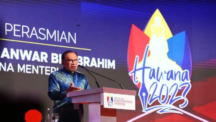 Perdana Menteri Malaysia Anwar Ibrahim memberikan sambutan pada puncak peringatan Hari Wartawan Nasional (HAWANA) 2023 Malaysia di Ipoh, Perak, Minggu (28/5/2023). ANTARA FOTO/VIRNA PUSPA SETYORINI/Nz