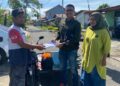 Wakil Seketaris DPD Partai Gerindra Sumbar Rachmad Wijaya menyerahkan bantuan becak motor dan modal usaha dari Anggota DPR RI Andre Rosiade kepada Panji Asmara, warga Seberang Padang, Padang Selatan, Rabu (10/5/2023). (Dok. Istimewa)