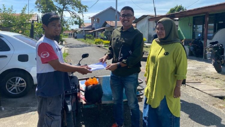 Andre Rosiade Bantu Becak Motor dan Modal Usaha Penjual Ikan di Seberang Padang 1 Wakil Seketaris DPD Partai Gerindra Sumbar Rachmad Wijaya menyerahkan bantuan becak motor dan modal usaha dari Anggota DPR RI Andre Rosiade kepada Panji Asmara, warga Seberang Padang, Padang Selatan, Rabu (10/5/2023). (Dok. Istimewa)