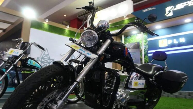 Sepeda motor tipe chopper bertenaga baterai 72 volt 20 AH dalam pameran Indonesia International Motor Show 2023. (ANTARA/Ahmad Faishal)