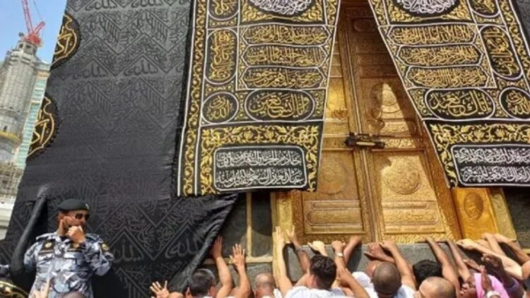 Untuk Tambahan 8.000 Kuota Haji, Kemenag Usulkan Tambahan BPIH Rp288 Miliar 1 Jamaah yang melaksanakan tawaf berupa menyentuh dan mencium Ka'bah di Masjidil Haram, Mekkah, Arab Saudi, Rabu (3/8/2022) setelah selama 2,5 tahun pembatas Ka'bah dibuka. (ANTARA/Desi Purnamawati)