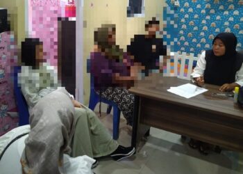 Perdamaian antara pelaku yang diduga melarikan anak bawah umur dan keluarga korban. (Foto: Dok. Polres Dharmasraya)