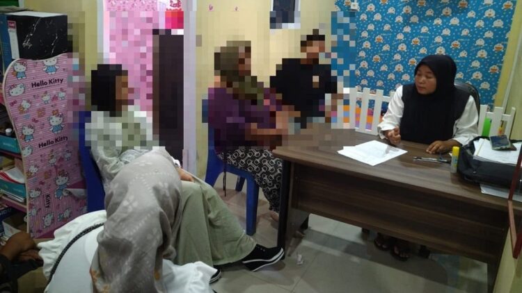 Kasus Pria yang Larikan Perempuan Muda di Dharmasraya Berakhir Damai 1 Perdamaian antara pelaku yang diduga melarikan anak bawah umur dan keluarga korban. (Foto: Dok. Polres Dharmasraya)