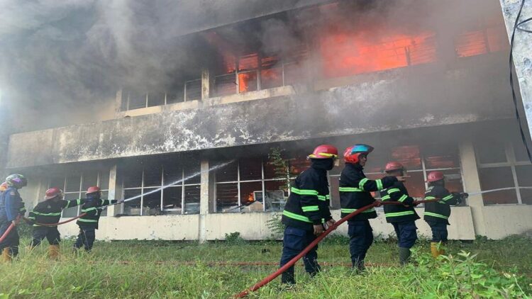 Gedung Bekas Kantor Pajak di Sebelah Basko Hotel Terbakar 1 Kebakaran di kantor pajak lama sebelah Basko. (Dok. istimewa)