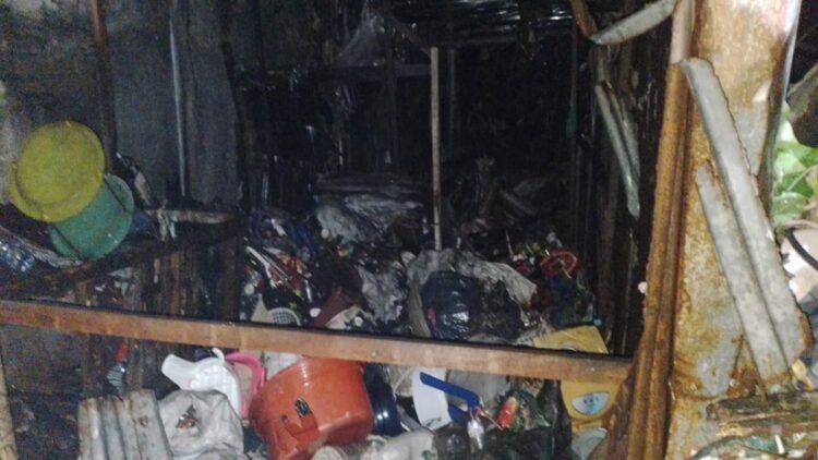 kebakaran gudang di padang