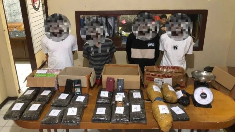 Aksi Satu Keluarga Kirim 150 Kilogram Ganja ke Jakarta dari Bukittinggi Digagalkan Polisi 1 Empat tersangka asal Bengkulu pengedar ganja yang dikirim dari Kota Bukittinggi. Komplotan satu keluarga ini sebelumnya berhasil mengirimkan 150 kilogram ganja ke Jakarta (Antara/HO-Polresta Bukittinggi)