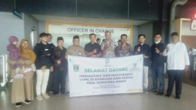 Gelombang Kedua Evakuasi Mahasiswa Asal Sumbar dari Sudan Sampai di Padang 1 Evakuasi mahasiswa Indonesia dari Sudan gelombang kedua sampai di BIM. (Dok. Istimewa)