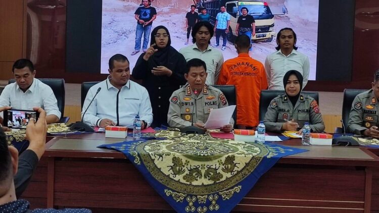 Pelaku PETI di Agam Ditangkap Saat Beroperasi, Pemodal Kabur 1 Pelaku illegal mining di Agam diamankan Polda Sumbar. (Dok. Bid Humas)