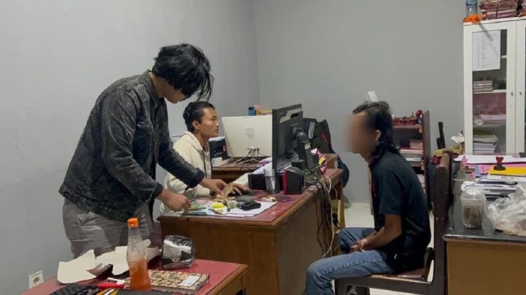 Pria Gaek asal Padang Pariaman Diamankan Polisi Karena Terlibat Judi Togel 1 TEKS FOTO: Pria tua pelaku judi ditangkap saat beraksi di sebuah warung. (Foto: Dok. Satreskrim Polres Padang Pariaman)