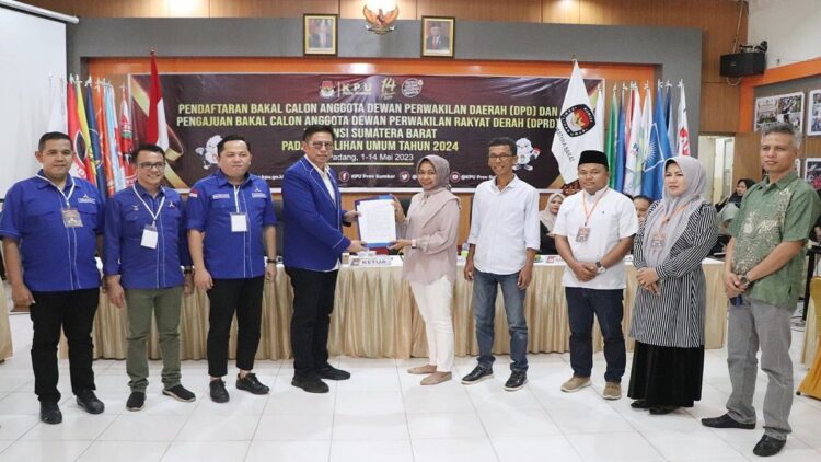 Pendaftaran bacaleg DPRD Sumbar oleh Partai Demokrat. (Foto: Dok. Radarsumbar.com)