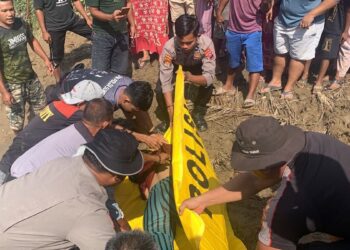 Evakuasi jasad perempuan yang terjun ke Sungai Batang Hari. (Foto: Dok. Polres Dharmasraya)