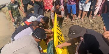 Evakuasi jasad perempuan yang terjun ke Sungai Batang Hari. (Foto: Dok. Polres Dharmasraya)