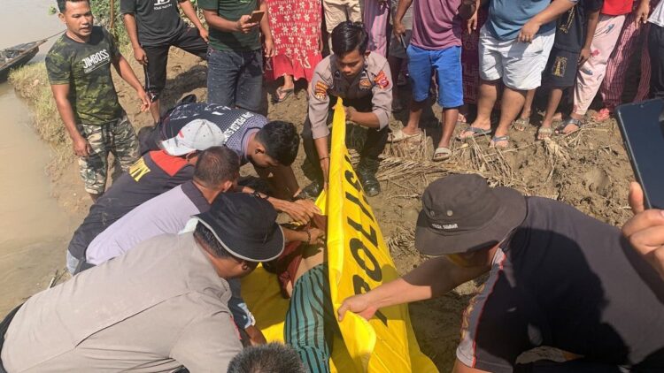 Polisi Sebut Perempuan yang Terjun ke Sungai di Dharmasraya Bunuh Diri 1 Evakuasi jasad perempuan yang terjun ke Sungai Batang Hari. (Foto: Dok. Polres Dharmasraya)