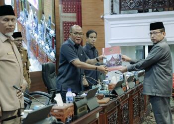 Penyerahan laporan paripurna DPRD Sumbar pada Selasa sore. (Dok. Istimewa)