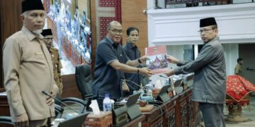Penyerahan laporan paripurna DPRD Sumbar pada Selasa sore. (Dok. Istimewa)