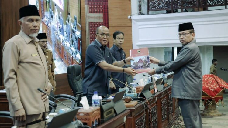 Fraksi Gerindra Sarankan Gubernur Sumbar Minta Maaf pada Wartawan 1 Penyerahan laporan paripurna DPRD Sumbar pada Selasa sore. (Dok. Istimewa)