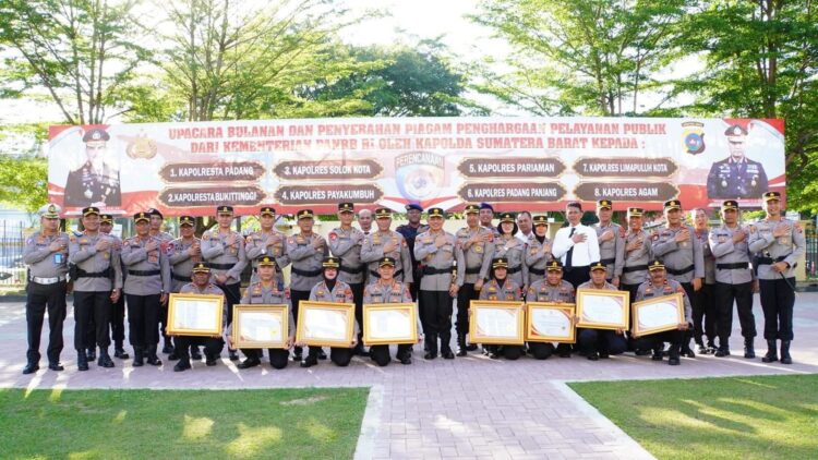 Kapolda Sumbar Serahkan Piagam Penghargaan kepada 8 Polres 1 Penyerahan penghargaan untuk 8 Polres di jajaran Polda Sumbar. (Dok. Bidhumas)