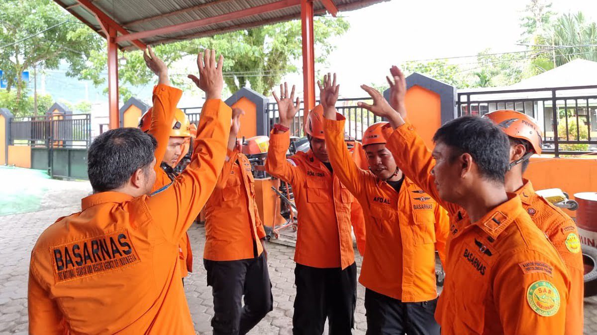 Kantor SAR Padang mengerahkan sejumlah personelnya mencari seorang pemancing yang terseret arus sungai. (Foto: Dok. Basarnas)