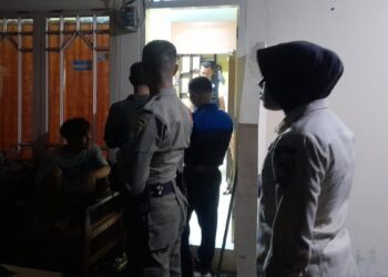 Razia indekos campur di kawasan Dadok Tunggul Hitam pada Kamis (25/5/2023) malam. (Foto: Dok. Satpol PP Kota Padang)