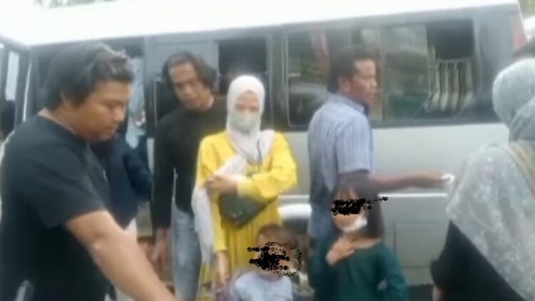 Ibu Muda Pembuat Video Ancam Anak Pakai Pisau di Padang Diciduk Polisi 1 Polisi tangkap ibu muda yang ancam anak pakai pisau dan viral di medsos. (Dok. Istimewa)