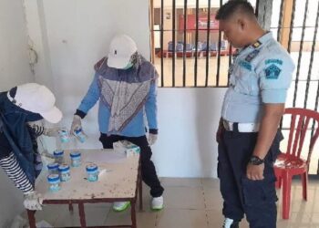 Pegawai Rutan Padang mengawasi tes urine yang dilakukan terhadap warga binaan, Kamis (26/5). (ANTARA/Fathul Abdi)