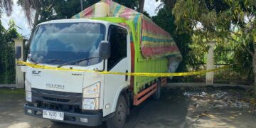 Dumb truk pengangkut BBM ilegal dari Palembang menuju Dumai ditangkap di Pulau Punjung. (Foto: Dok. Polres Dharmasraya)