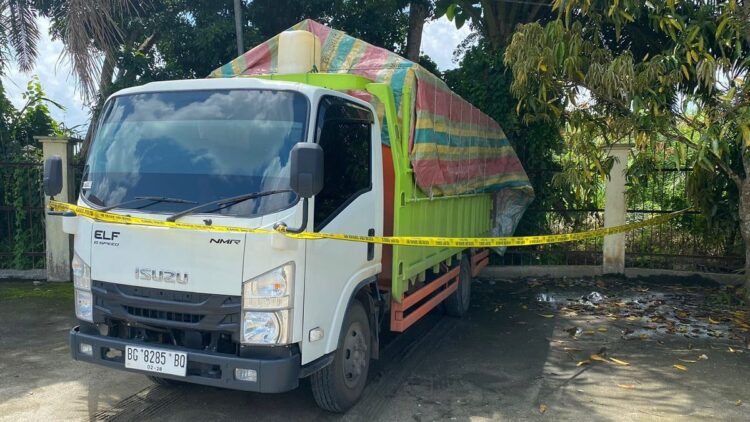 Dumb truk pengangkut BBM ilegal dari Palembang menuju Dumai ditangkap di Pulau Punjung. (Foto: Dok. Polres Dharmasraya)