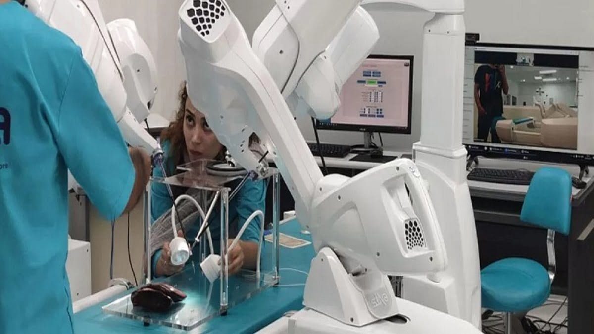 Ujicoba bedah robotik jarak jauh pertama berbasis 5G di Indonesia. (Dok. Telkom)