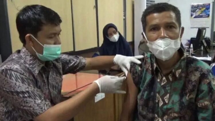 Dokter Anjurkan Jamaah Umrah Lansia dan Komorbid Divaksin Meningitis 1 Ilustrasi calon jamaah haji asal Kota Jambi di suntik vaksin meningitis oleh petugs kesehatan Dinas Kesehatan Kota Jambi. Calon jamaah haji di Jambi mulai mendapatkan vaksinasi meningitis sebagai persiapan keberangkatan. (Antara/Muhamad Hanapi)
