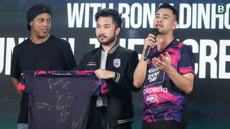 Raffi Ahmad, Rudy Salim dan Ronaldinho saat Grand Launching Jersey Rans Nusantara FC bersama Ronaldinho di Menara Mandiri Level 9, Sudirman, Jakarta, Jumat (24/06/2022). (Foto: Dok. Istimewa)